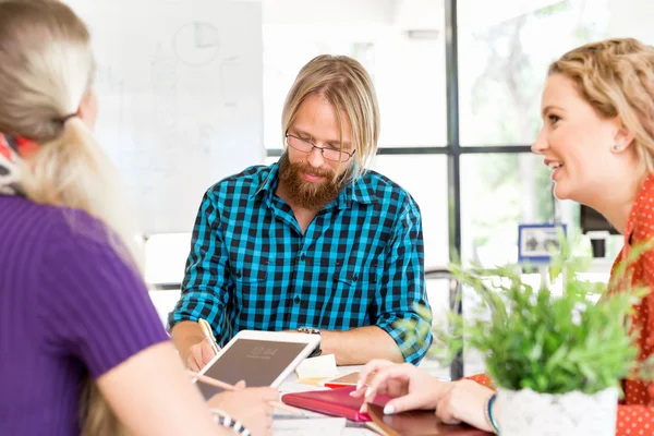 Jonge kantoorpersoneel bespreken — Stockfoto