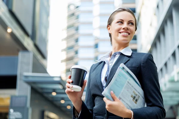 Portrait de femme d'affaires marchant et souriant en plein air — Photo