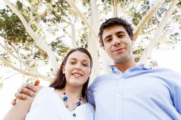 Jeune couple dans le parc — Photo