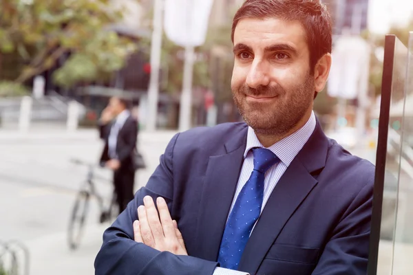 Retrato de hombre de negocios guapo Al aire libre — Foto de Stock