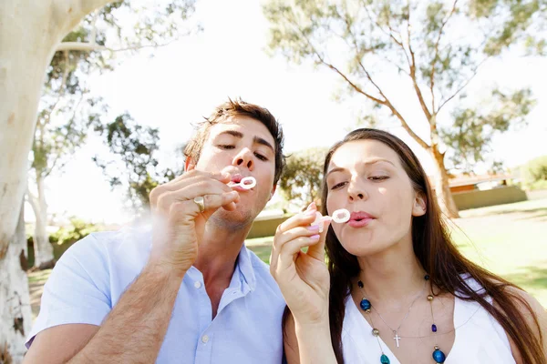 Casal no parque — Fotografia de Stock