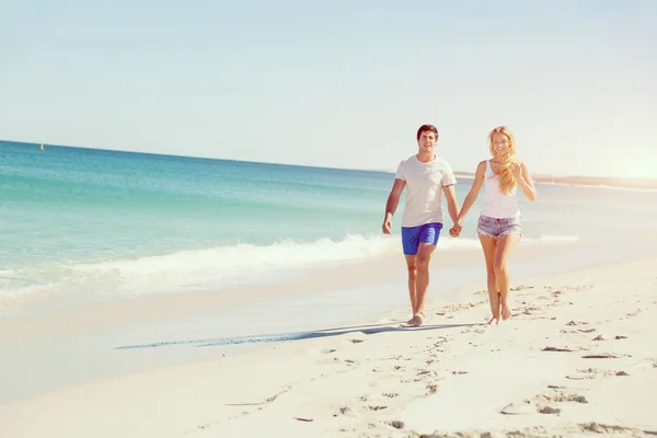 Romantique jeune couple sur la plage — Photo