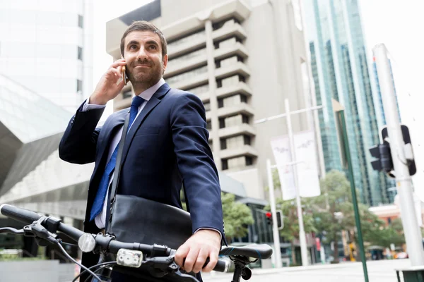 Jóvenes empresarios con una bicicleta — Foto de Stock