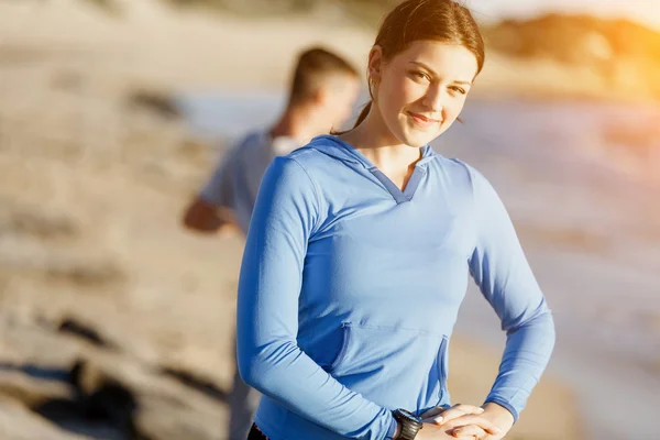 Young couple on beach training together — Stock Photo, Image