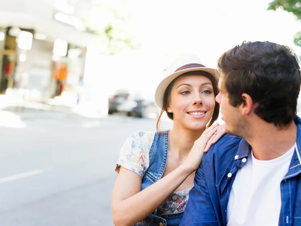 Feliz joven pareja caminando en la ciudad — Foto de Stock