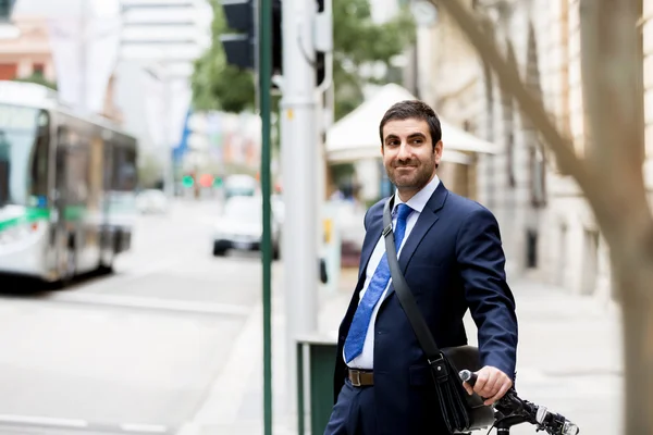 Jóvenes empresarios con una bicicleta — Foto de Stock