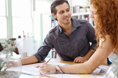 Ofisteki iki genç mimar