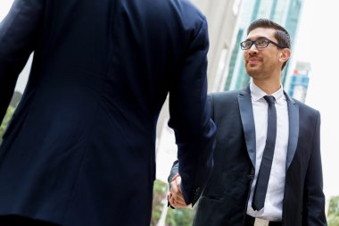 onların el sıkışan iki iş adamları