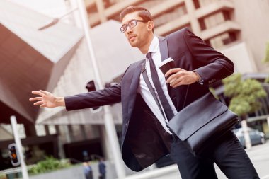 Genç İşadamları için bir taksi yağıyor