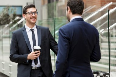 Açık havada konuşurken iki iş adamları