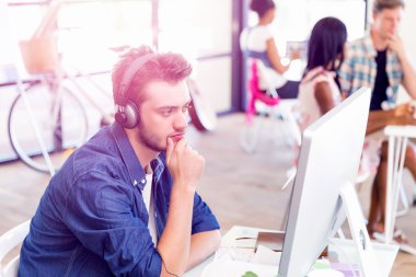 Genç adam ofiste çalışıyor.