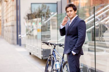 Açık havada kendinden emin bir iş adamının portresi.