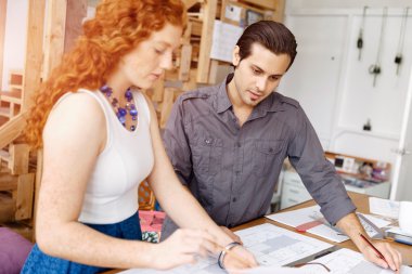 Ofisteki iki genç mimar