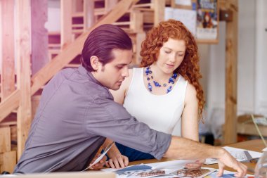 Ofisteki iki genç mimar