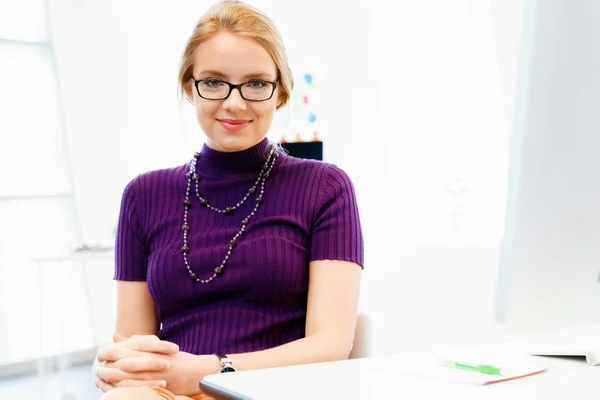 Mujer de negocios creativa en la oficina —  Fotos de Stock