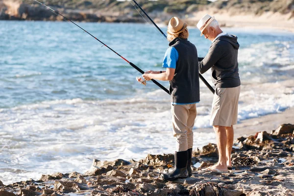 Senior homme pêche avec son petit-fils — Photo