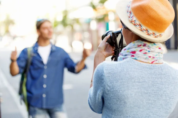 Smiling couple with the camera — Stock Photo, Image