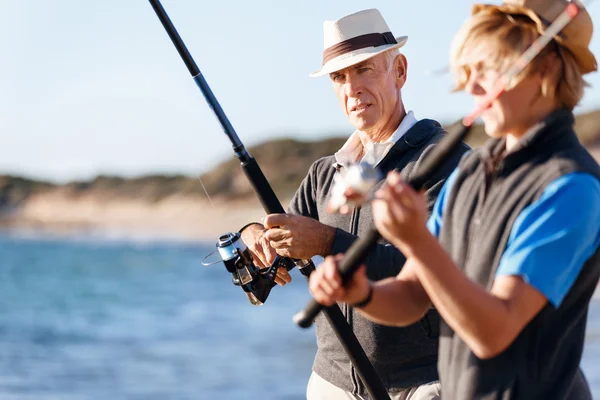 Старший чоловік риболовля зі своїм онуком — стокове фото