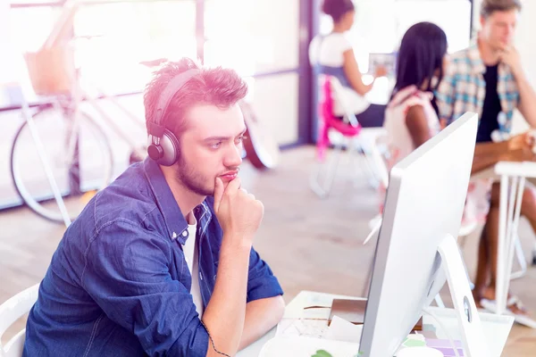 Junger Mann arbeitet im Büro — Stockfoto