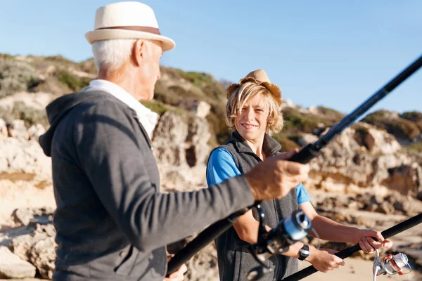Senior man fiskar med sitt barnbarn — Stockfoto