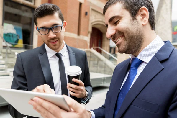 Dos hombres de negocios hablando al aire libre — Foto de Stock