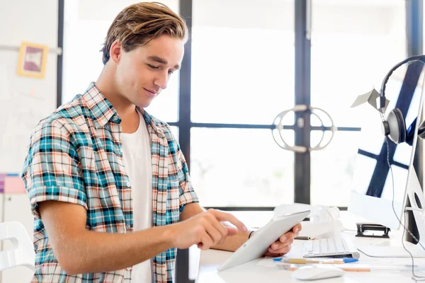 Junger Mann arbeitet im Büro — Stockfoto