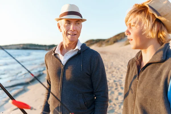 Senior man vissen met zijn kleinzoon — Stockfoto