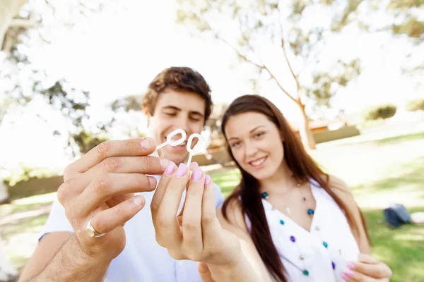 Paar im Park — Stockfoto