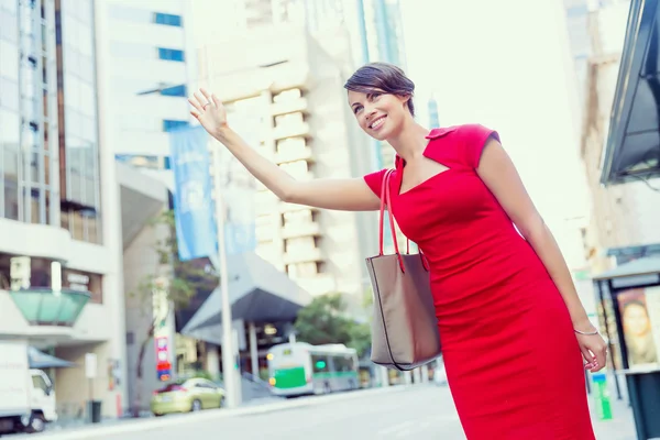 Businesswoman trying to catch a taxi — Stock Photo, Image