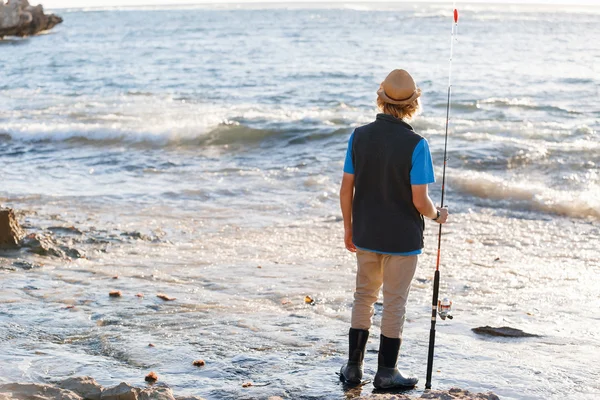 Adolescente ragazzo pesca in mare — Foto Stock