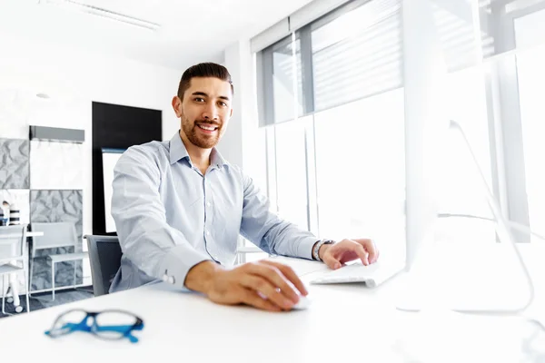 Trabalhador masculino no escritório sentado na mesa — Fotografia de Stock