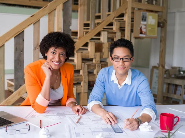 Equipo creativo en el trabajo — Foto de Stock