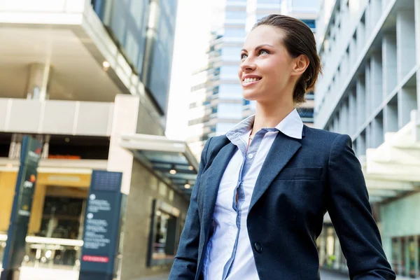 屋外で笑っているビジネス女性の肖像 — ストック写真
