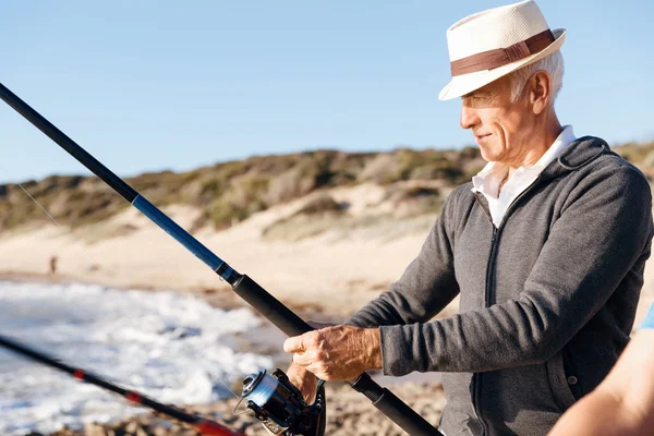 Senior Mann angelt auf See — Stockfoto