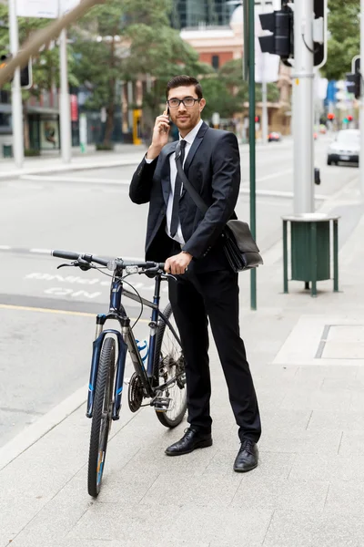 Jonge zakenmensen met een fiets — Stockfoto