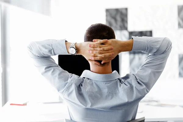 Männliche Büroangestellte sitzt am Schreibtisch — Stockfoto