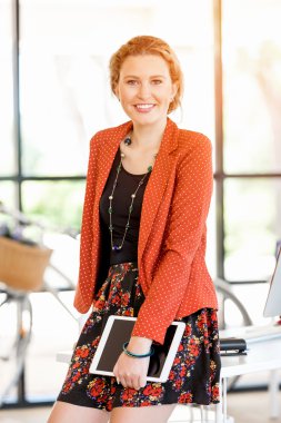 Görevdeki genç bayan.