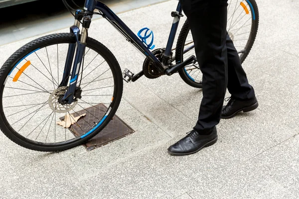 Jungunternehmer mit Fahrrad — Stockfoto