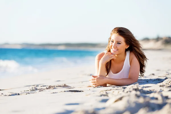 Mujer joven relajándose en la playa —  Fotos de Stock