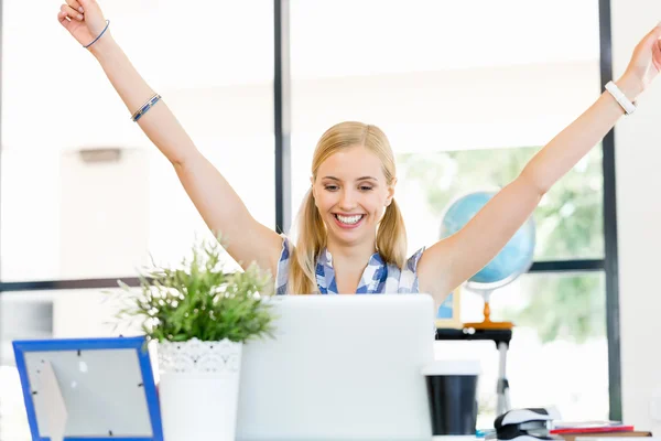 Gelukkig jonge vrouw in kantoor — Stockfoto