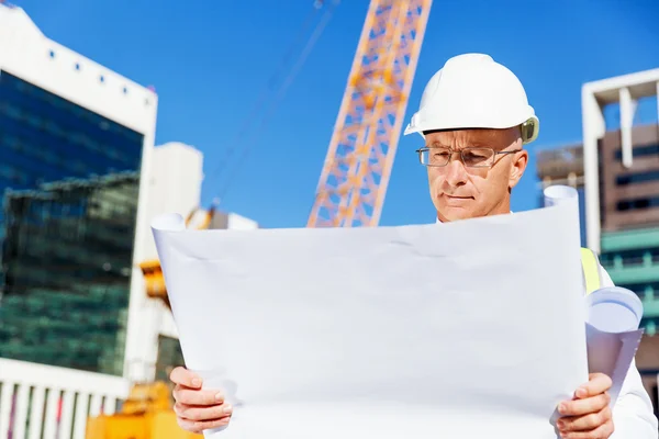 Engenheiro construtor em canteiro de obras — Fotografia de Stock