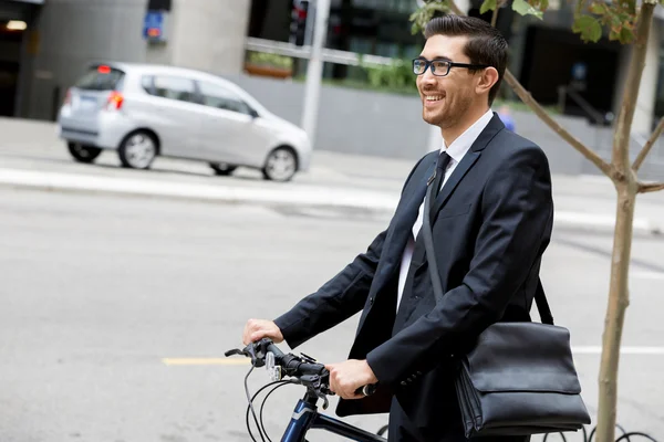 Jonge zakenmensen met een fiets — Stockfoto