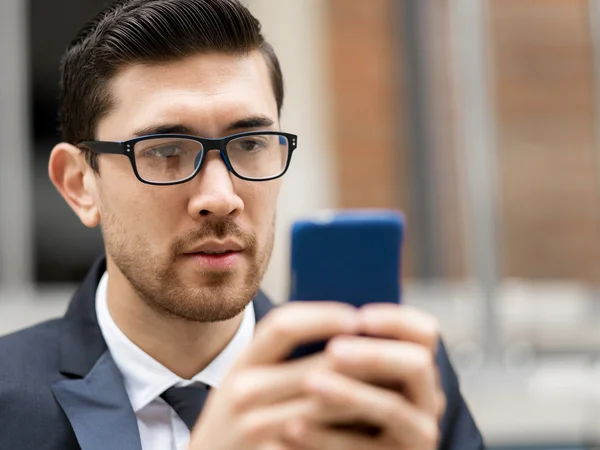 Retrato de homem de negócios bonito Ao ar livre — Fotografia de Stock