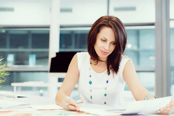 Femme d'affaires réussie moderne — Photo