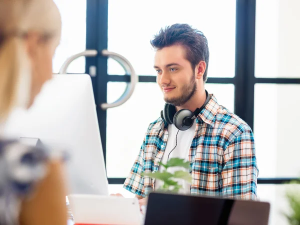 Jongeman aan het werk — Stockfoto