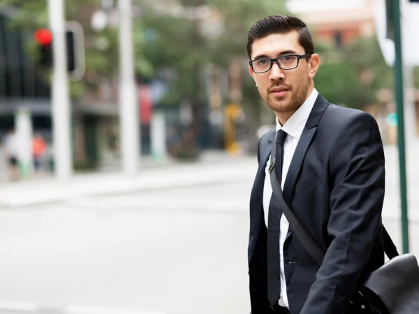 Retrato de hombre de negocios guapo Al aire libre —  Fotos de Stock