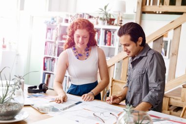 Ofisteki iki genç mimar