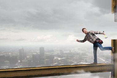 Yetişkin mühendis adam. Karışık teknik