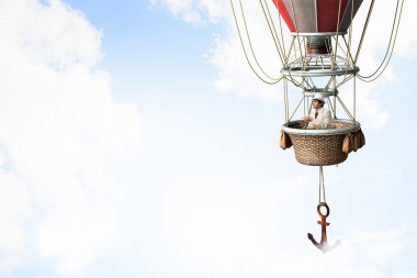 Aerostat içinde seyahat adam. Karışık teknik