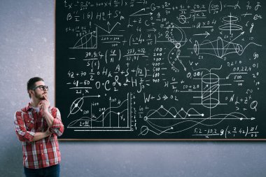 Öğrenci Blackboard ayakta. Karışık teknik